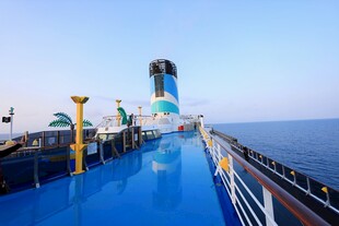 航行在海上的蓝色轮船甲板