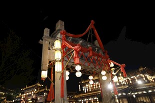 夜晚中式牌坊灯光璀璨