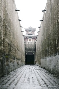 古城墙间的幽静通道