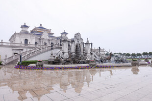 宏伟古典建筑前的积水场景
