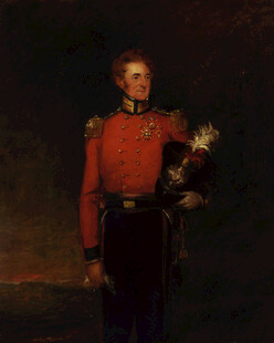 身着军装的男子手持花束