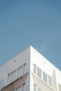 现代简约风格白色建筑一角