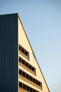 倾斜建筑外观特写