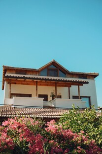 山间小屋旁的绚烂花丛
