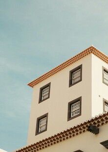 白色建筑的独特屋顶视角
