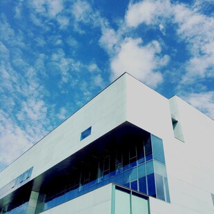 现代风格建筑与晴朗天空