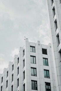 现代白色多层建筑外观