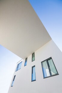 现代简约风格白色建筑外观