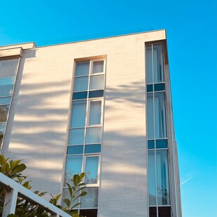 现代风格白墙建筑外立面
