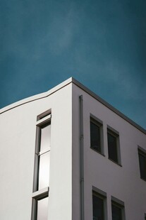 现代简约风格白色建筑一角