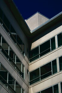 现代多层办公建筑外观