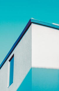 蓝白建筑一角