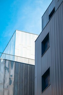 现代风格建筑外观一角
