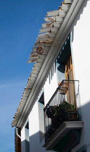 白色建筑的阳台景致