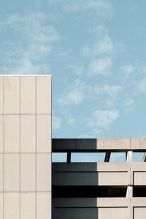 现代建筑外观与晴朗天空