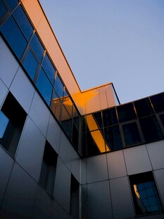 夕阳下的现代建筑外观
