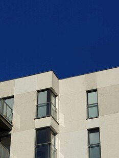 现代简约风格白色建筑一角