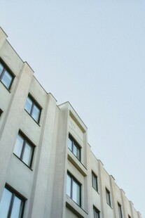 现代风格多层白色建筑外观