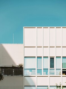 现代简约风格的白色建筑