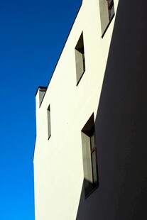 白色建筑与蓝天一角