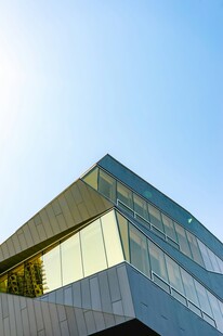 现代风格玻璃幕墙建筑
