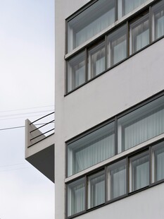 现代简约风格高层建筑一角