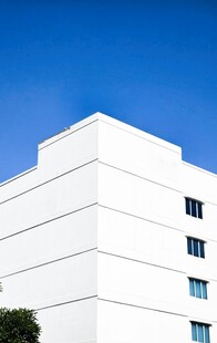 现代简约白色建筑外观