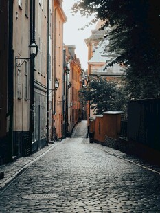静谧小巷的光影景致