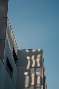 建筑光影下的独特景象