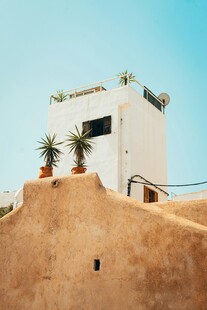 沙漠旁的白色建筑景观