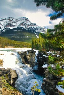山间溪流与壮丽雪山景观