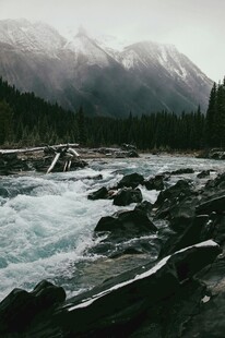 山间湍急河流与远处山峦