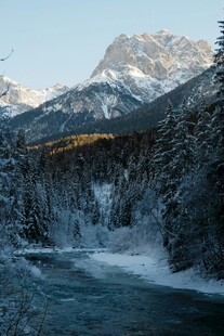 冬日雪山溪流森林美景