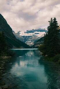 山间幽湖美景