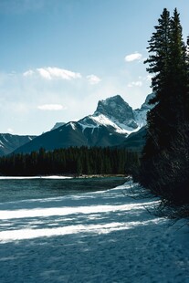 湖畔山林间的壮丽景致