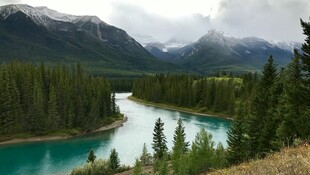 山间碧湖美景