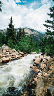 山间湍急溪流与葱郁林木