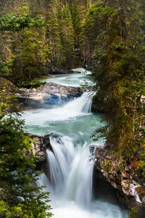 山间溪流瀑布自然美景