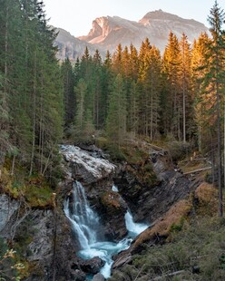山林间的潺潺溪流美景