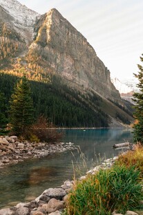 山间河畔美景