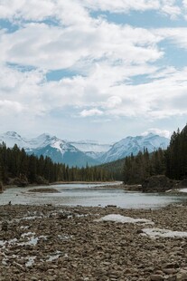 山间湖畔美景