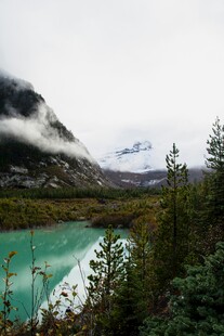 山间碧湖美景