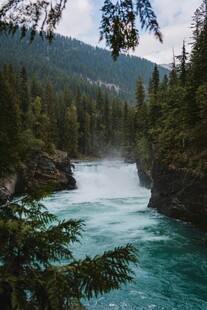 山间湍急的碧绿河流