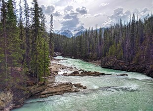 山间碧绿溪流美景