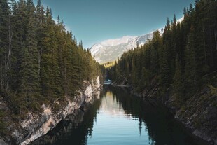 山间幽湖