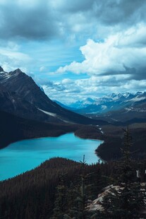高山蓝湖壮丽自然景观