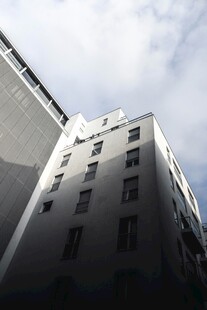 城市中的多层灰色建筑