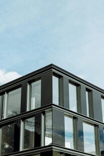 现代简约风格的多层建筑