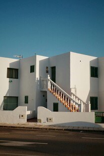 白色建筑与户外楼梯景观