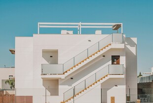 白色多层建筑